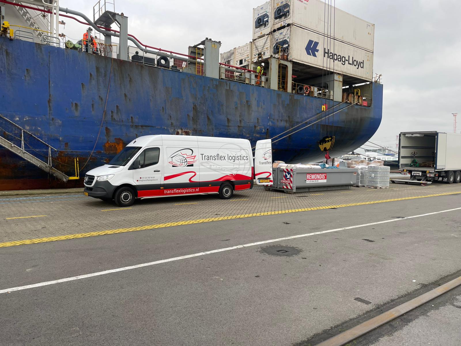 Transflex Logistics bestelwagen bij een vrachtschip